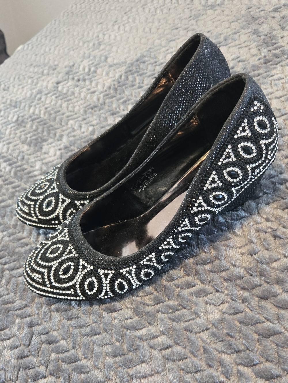 Generation Y Women’s Black Jewel Dress Pumps Heels Size 6 New in Box